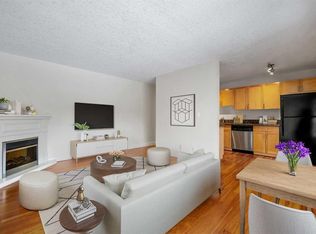 927 2nd Ave NW #302, Calgary, AB T2N 0E7