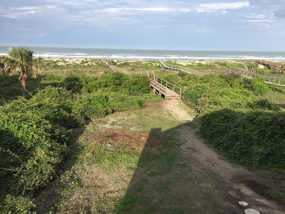 Private walkover to beach over coastal vegetation area