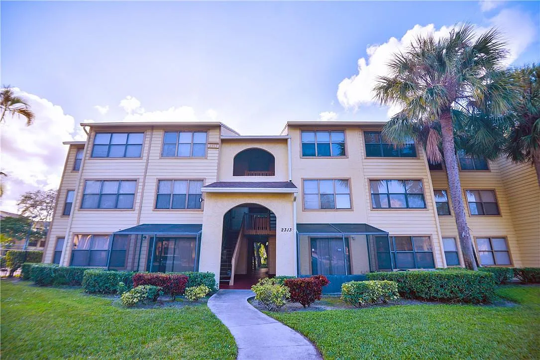2 bed, 1.0 bath, 758 sqft, $1,950 — Photo 2