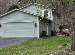 8847 Wood Cliff Rd, Bloomington, MN 55438