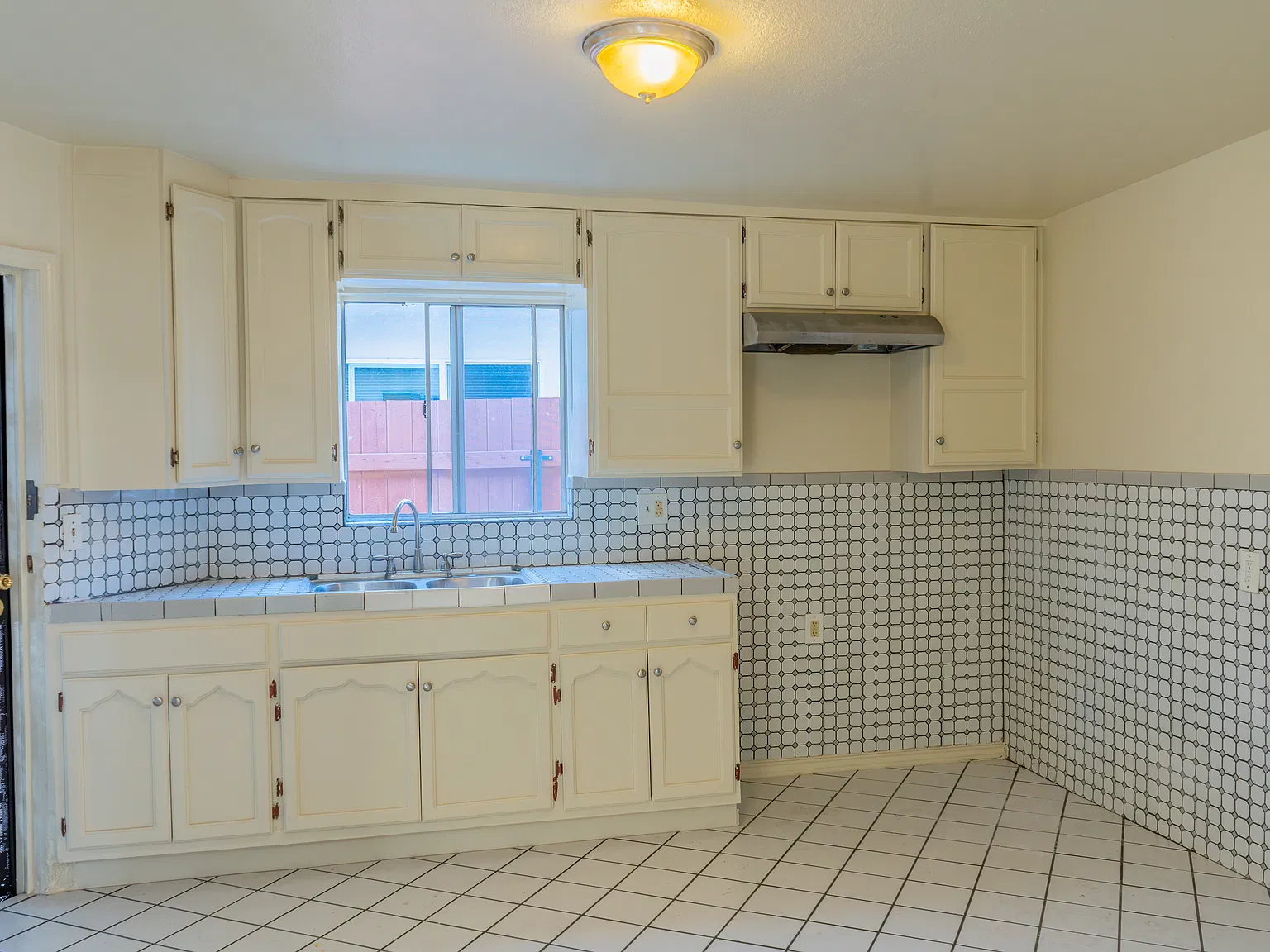 2 bed, 8518 sqft, $2,200 — Photo 4
