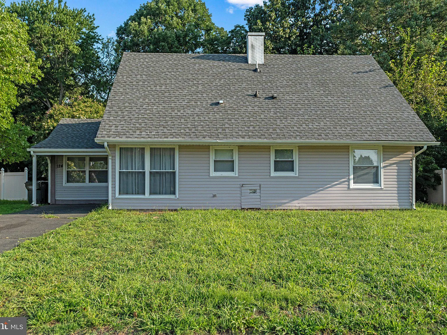 5 bed, 1624 sqft, $4,450 — Photo 2