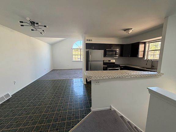 5th image of 13348 Philmont Ave #2