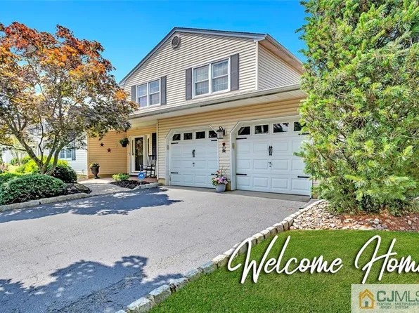 3 Frieda Ln S, Kendall Park, NJ 08824