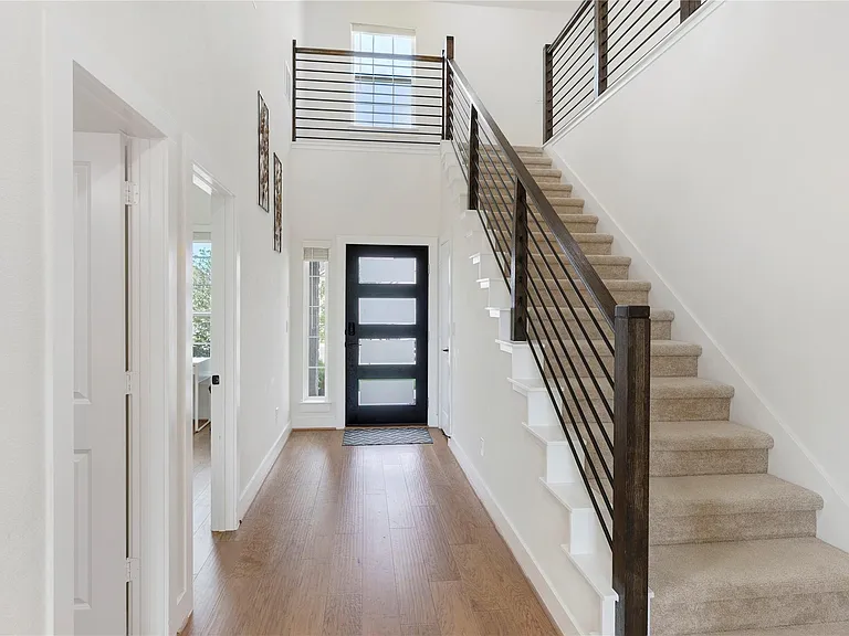 300 Hollister Dr — Photo 9