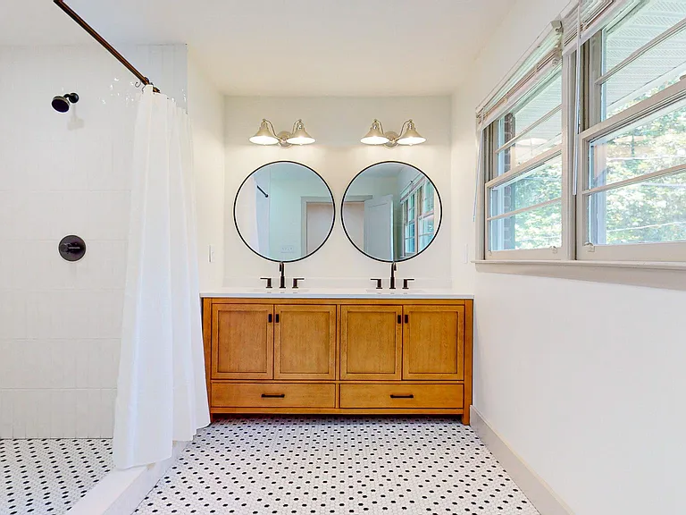 Hummingbird Ensuite Bath