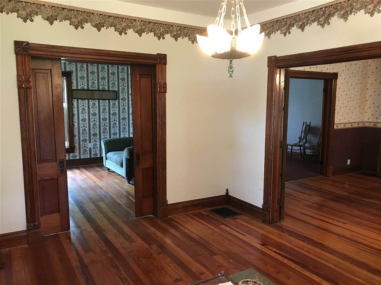 Under 150K Sunday c.1900 Queen Anne Victorian House For Sale Falls City, NE 68355. 120K