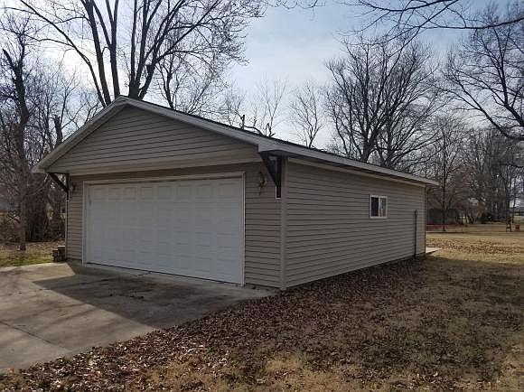 2nd image of 513 W 10th St