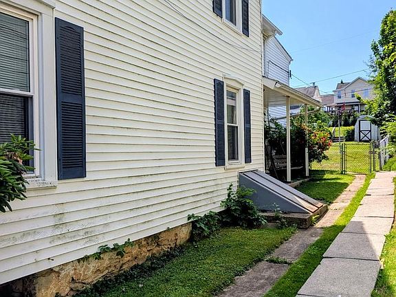 3rd image of 514 W 1st Ave