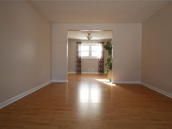 4th image of 40 Woodstock Ln