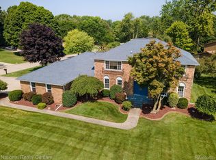 30030 Deer Run Ct, Farmington, MI 48331