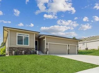 2425 N 7th Ave E, Newton, IA 50208