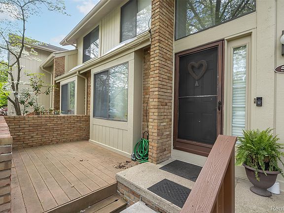 3rd image of 5590 Hillcrest Cir W