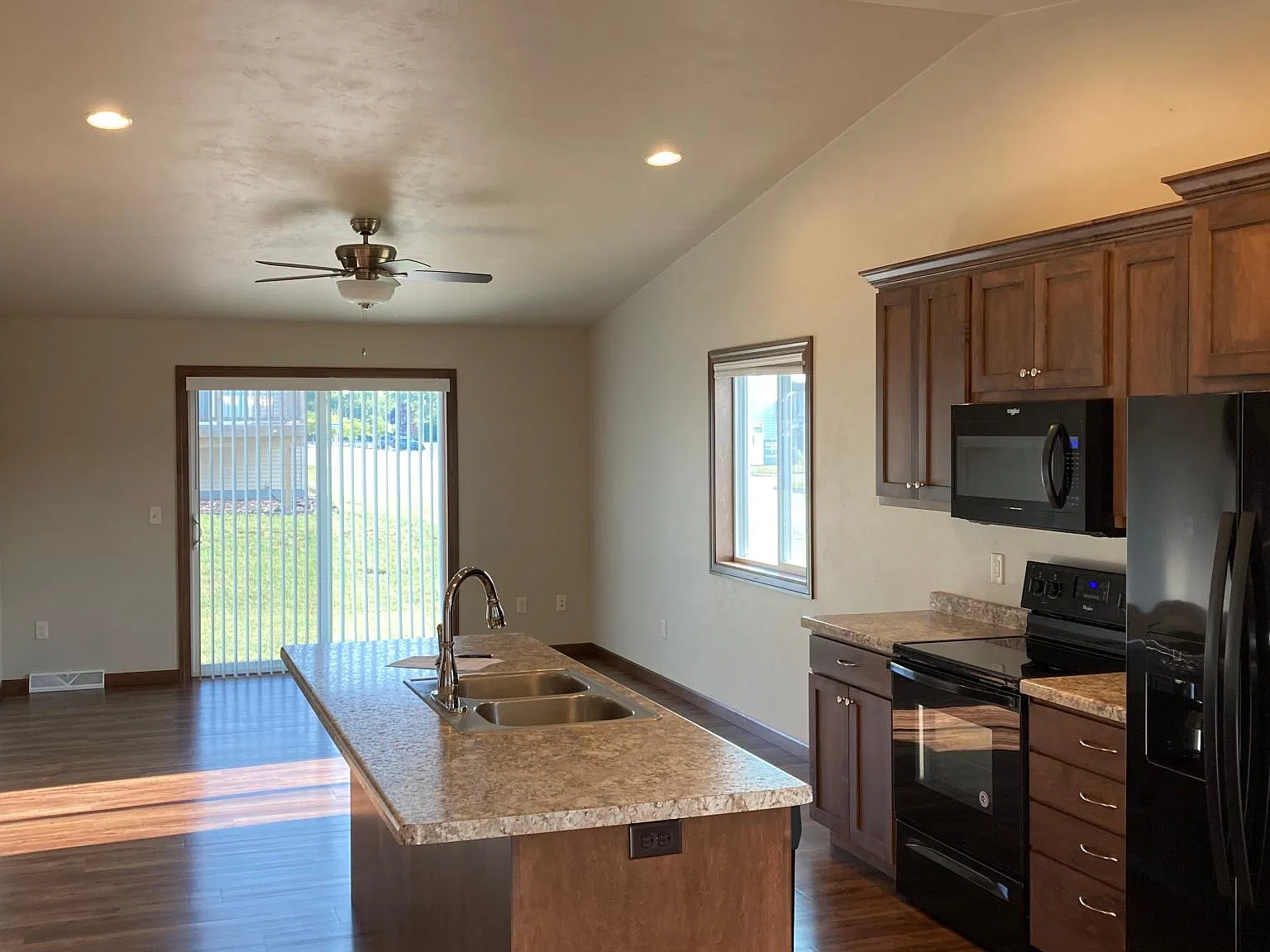 3 bed, 1410 sqft, $1,950 — Photo 2