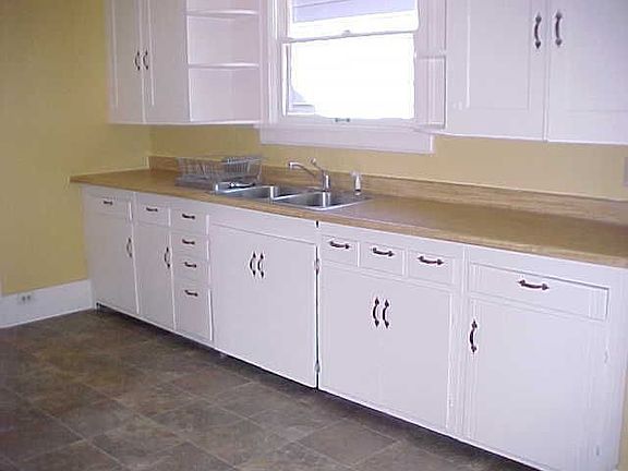Spacious kitchen w/eat area
