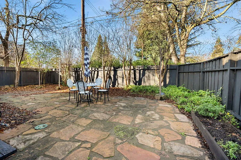 3 bed, 2.0 bath, 1511 sqft, $3,900 — Photo 2