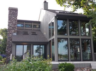 137 Edgewater Dr, Crystal Lake, IL
