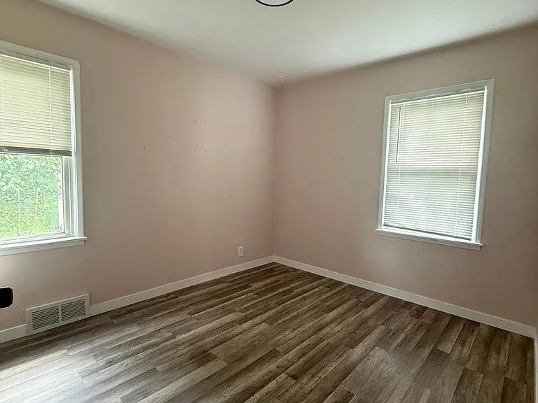 923 Carolyn Ave — Photo 6