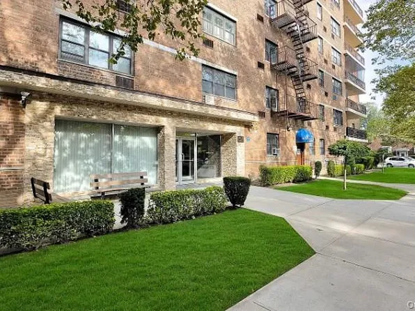 153-25 88th St #1J, Howard Beach, NY 11414