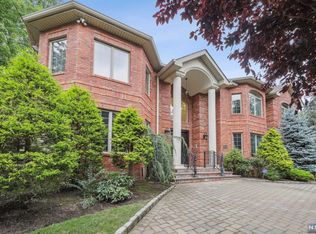 646 Floyd St, Englewood Cliffs, NJ 07632