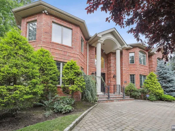 646 Floyd St, Englewood Cliffs, NJ 07632