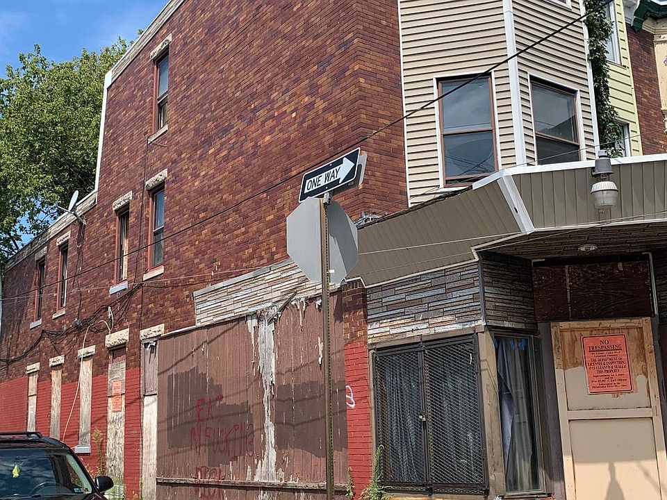 2nd image of 165 W Seymour St