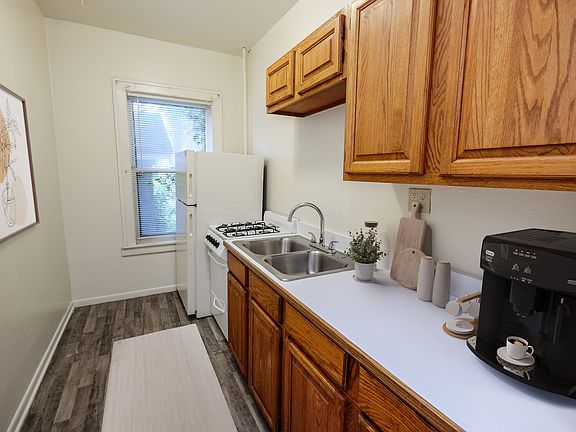 Welcome to Central Lakes of Uptown, where modern kitchens meet stylish living. Enjoy sleek cabinetry, spacious countertops, and natural light flooding through thoughtfully placed windows. Upgrade your lifestyle todayAaaschedule a tour now!