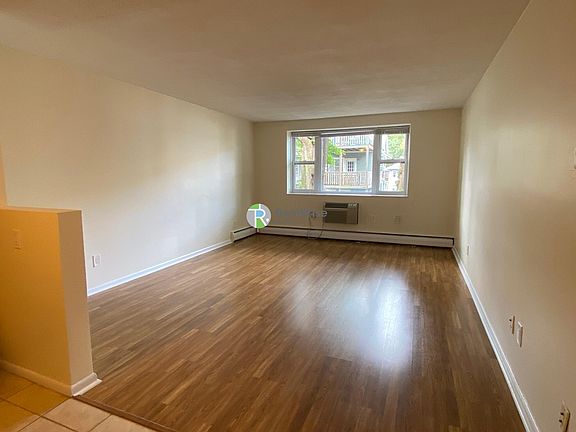 4th image of 223 Babcock St #4