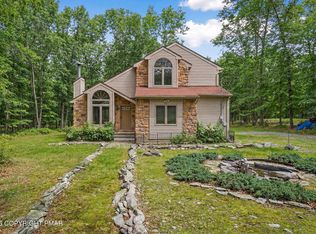 3176 Bluebird Dr, Bushkill, PA 18324