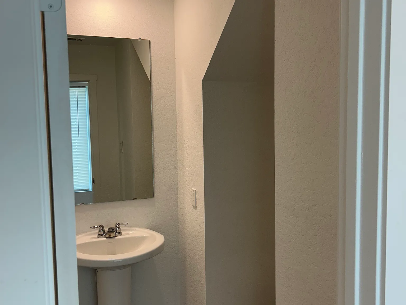 4 bed, 2.5 bath, 1535 sqft, $1,697 — Photo 2