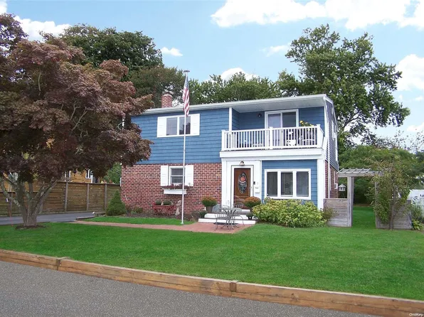 9 Willow Street, Sayville, NY 11782