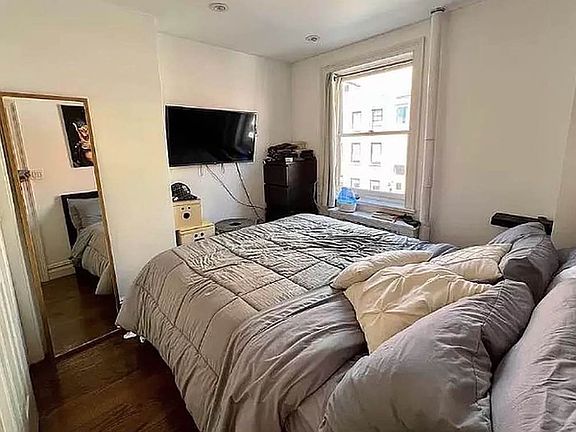 3rd image of 224 W 13th St APT 4F