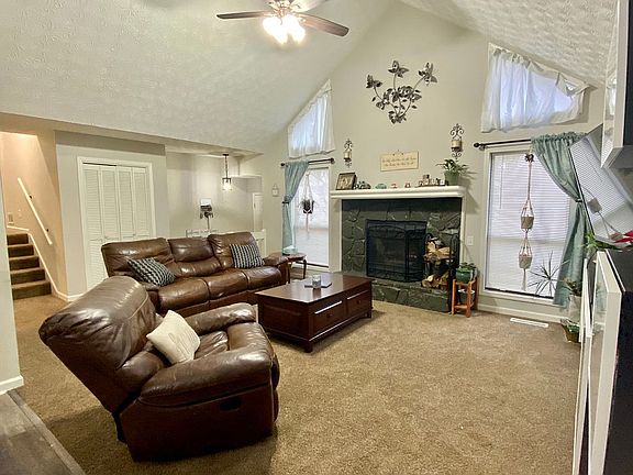 3rd image of 1095 Mountain Springs Dr NW