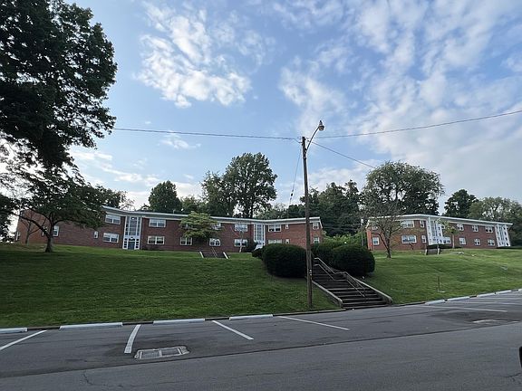 2nd image of 132 Mesa Ln Building 4-202