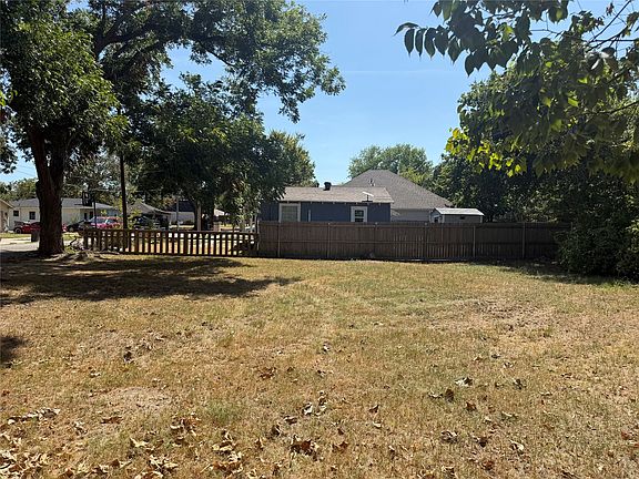 5th image of 102 Frazier St