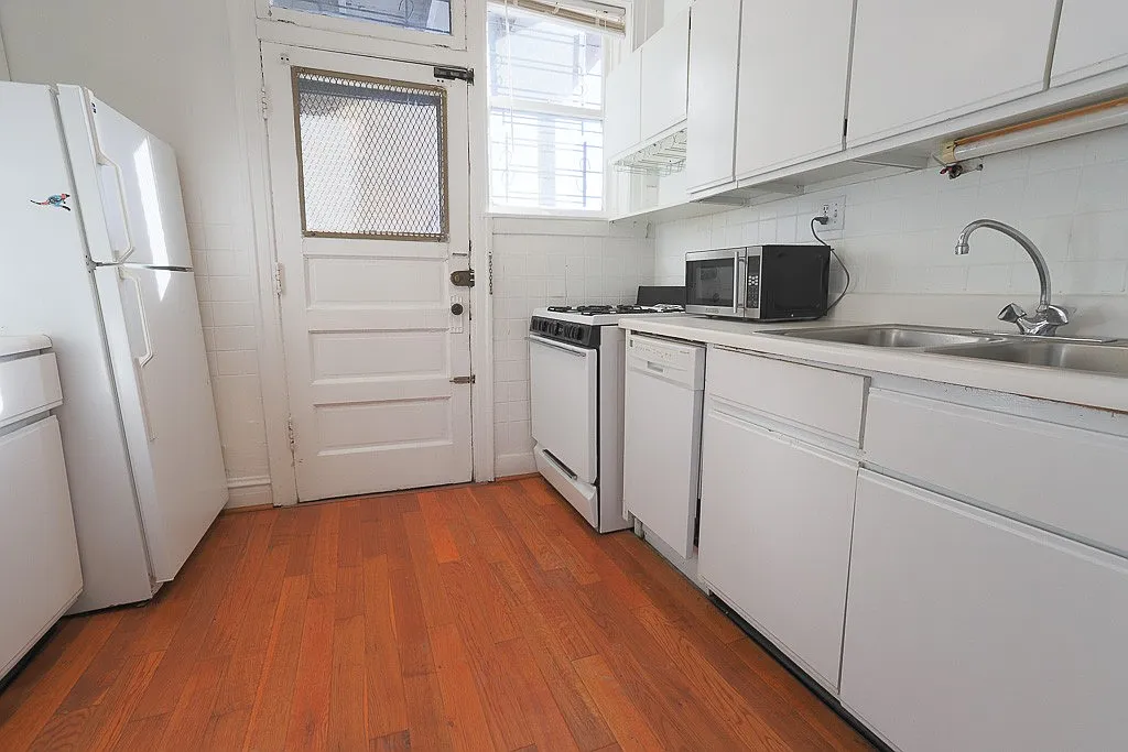 Building Photo - 639 W Cornelia Ave #N4