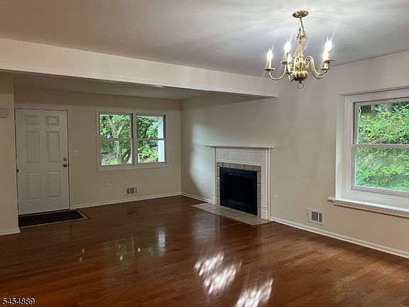 5th image of 150 Saddleback Ct