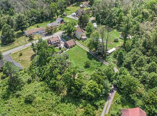 28 Bossert Ln, Douglassville, PA