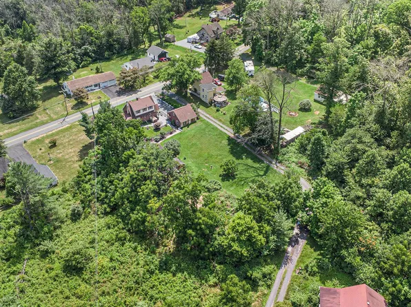 28 Bossert Ln, Douglassville, PA 19518