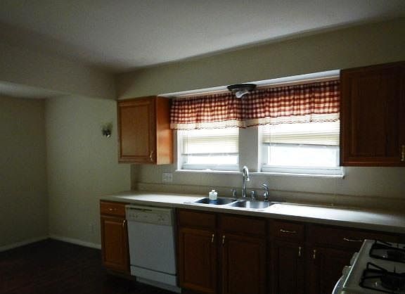 3rd image of 8311 Flora Ave