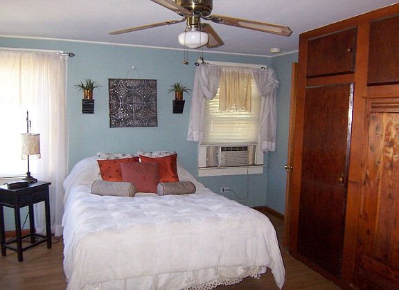 4th image of 1105 Henderson St
