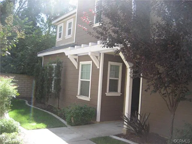 Newer 2006 3 Bedroom, 2.5 Bathroom Single Family Home located in the quite La Rivera Gated Community — Photo 1
