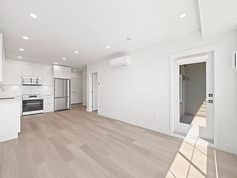 22348 North Ave — Photo 8