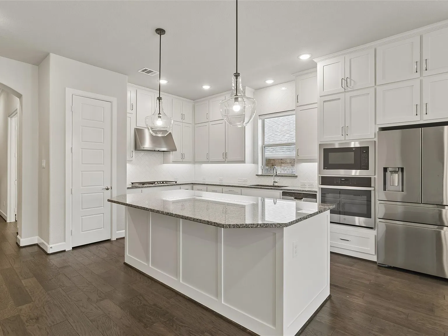 4 bed, 2459 sqft, $3,650 — Photo 4