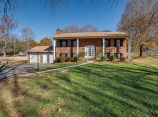 302 Hawkesbury Rd, Clemmons, NC 27012