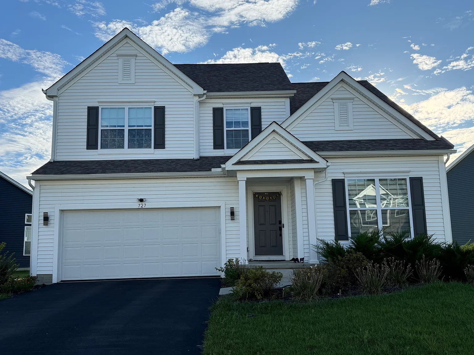 4 bed, 2.5 bath, 2700 sqft, $3,199 — Photo 2