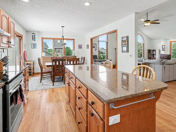 945 202nd Ave, Pella, IA 50219
