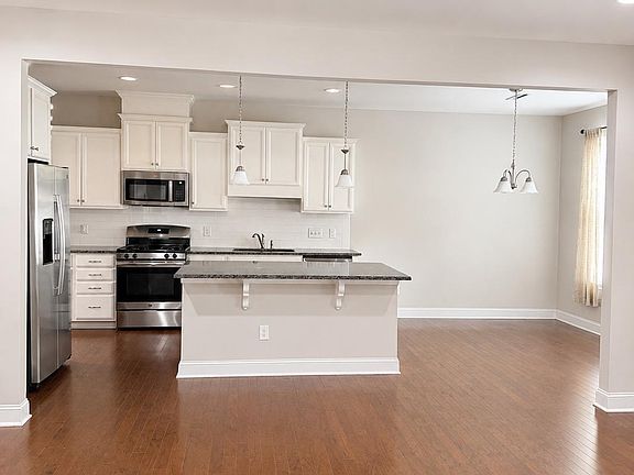 4th image of 325 Acorn Hollow Pl