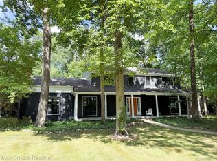 22636 King Richard Ct, Beverly Hills, MI 48025