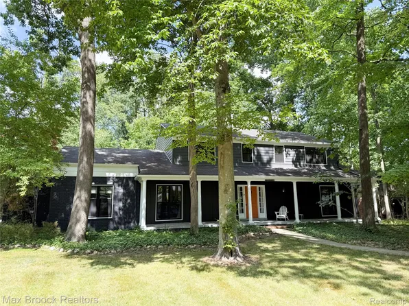 22636 King Richard Ct, Beverly Hills, MI 48025